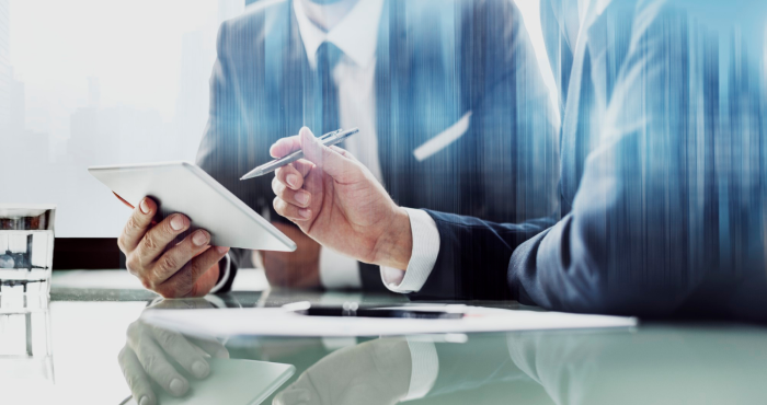 Estudiantes de diplomado Anticorrupción evaluando diagnóstico de compliance