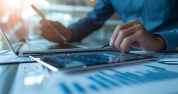 Director de finanzas evalúa datos de estrategia