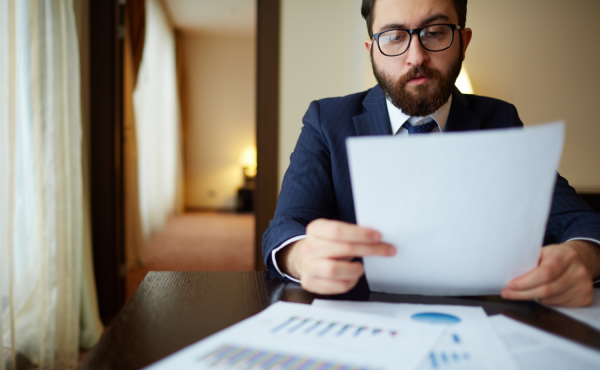 Director financiero trabajando en reporte para empresa
