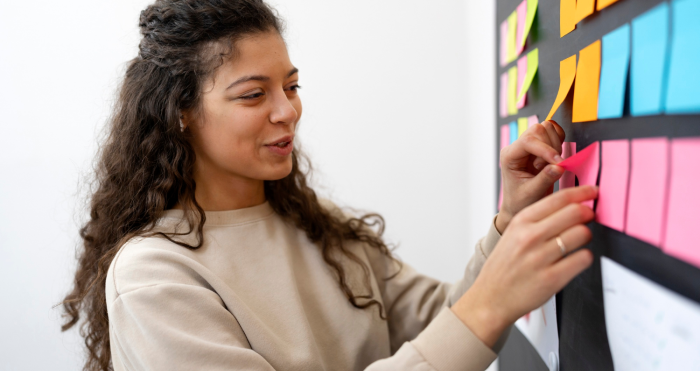 Diseñadora instruccional trabaja en proyecto pedagógico