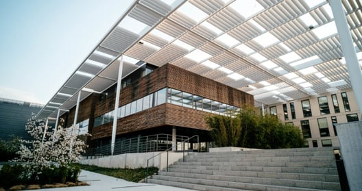 Edificación institucional con diseño arquitectónico avanzado