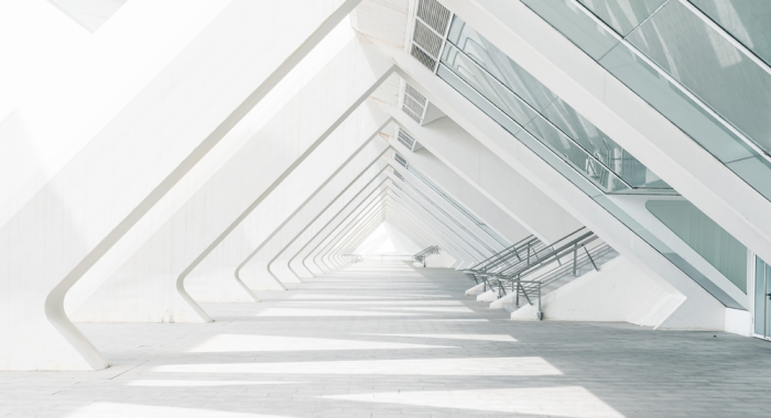 Espacio minimalista en edificio de convenciones