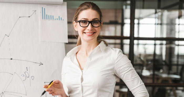 Doctorante en administración presentando proyecto empresarial