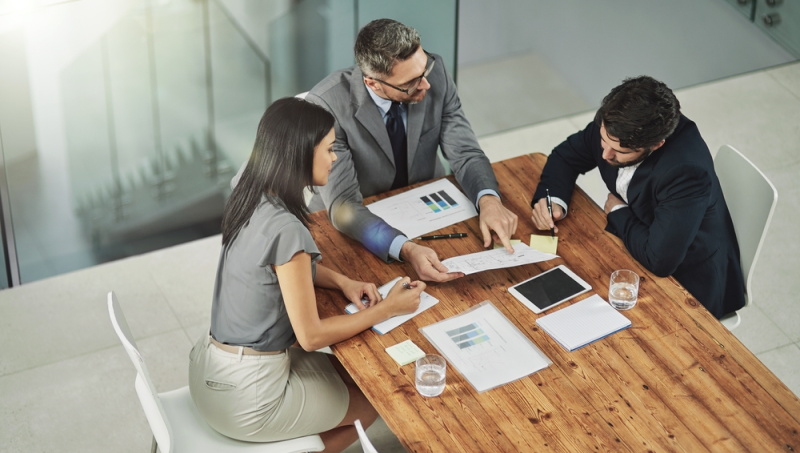 Equipo de trabajo empresarial cursa doctorado en Administración