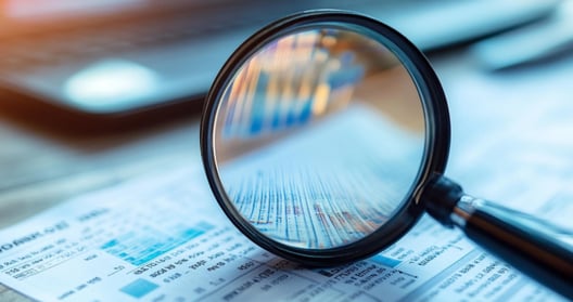 Lupa sobre documento de contratación pública