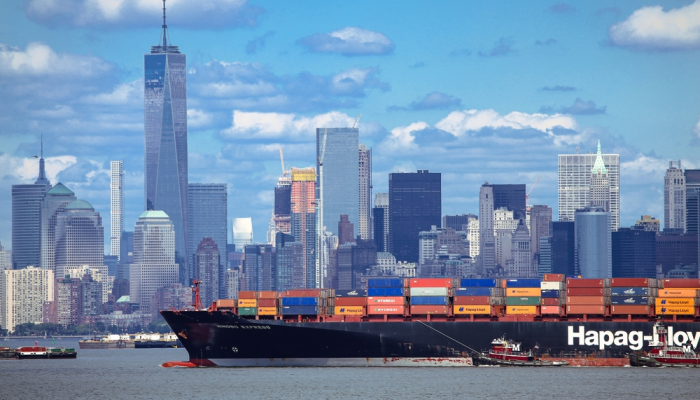 Panorama de Nueva York con bote y cargo comercial