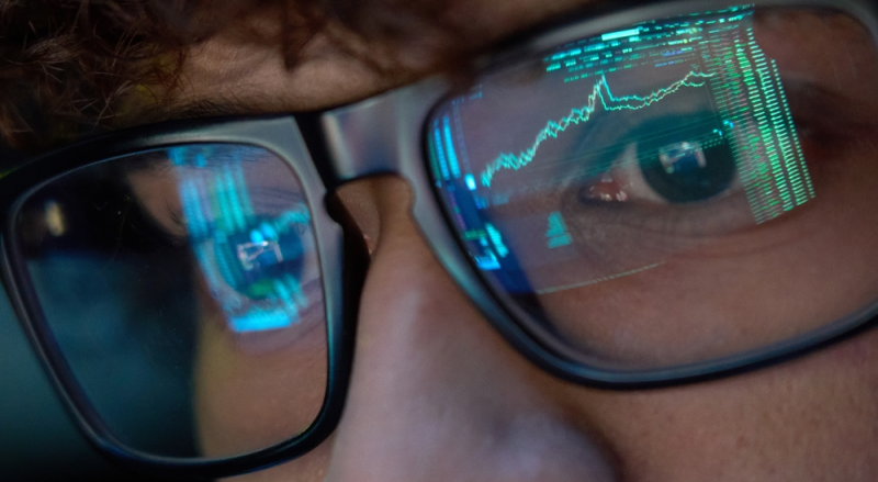 Joven estudiante de Economía o Finanzas evalúa gráficas
