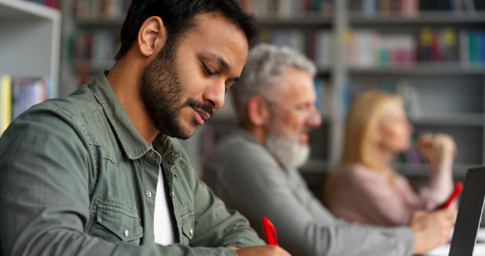 Educación para adultos en aula corporativa