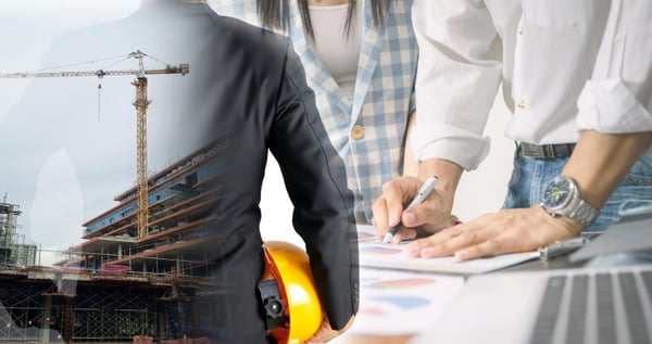 Dueños diseñando estructura de negocio constructor, visión empresarial