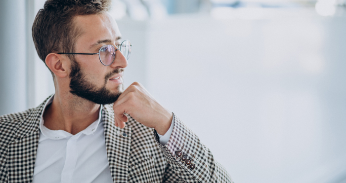 Empresario y filósofo reflexiona en oficina