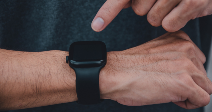 Hombre con reloj digital señalándolo