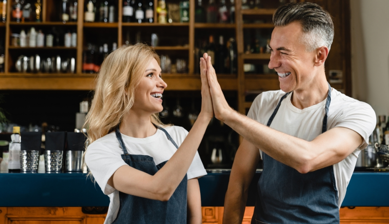 Dos estudiantes exitosos de especialidad en Alimentos y Bebidas