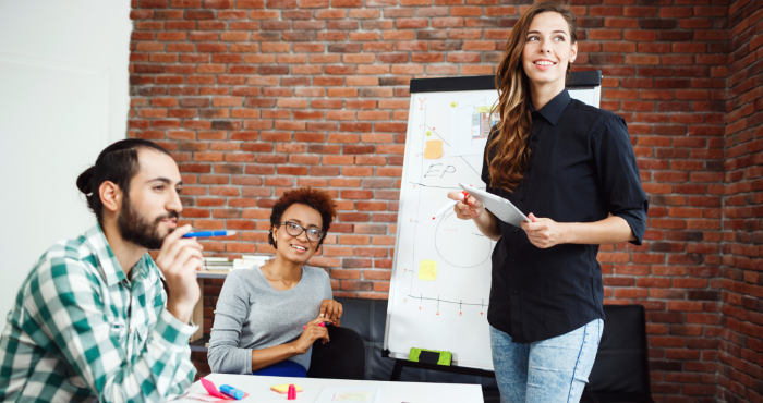 Maestra y estudiantes de maestría en marketing