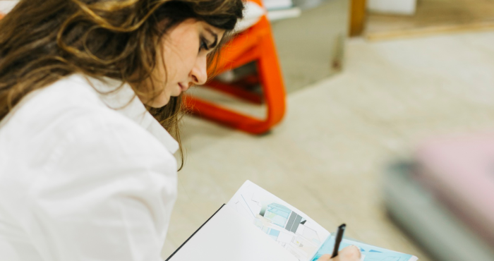 Especialista en dificultades de aprendizaje anotando datos neuropsicológicos