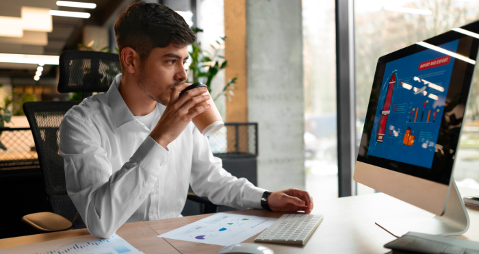 Especialista SEO analiza datos de marketing en computadora