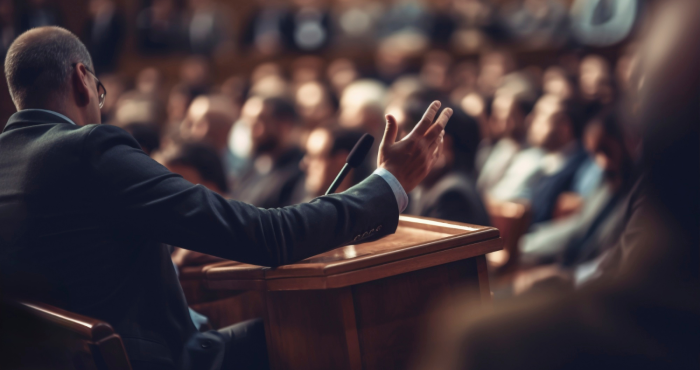 Político en foro de conferencia