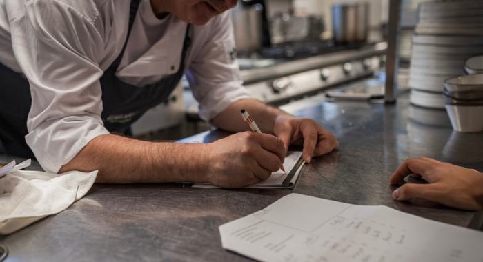 Chef elabora ficha práctica de receta