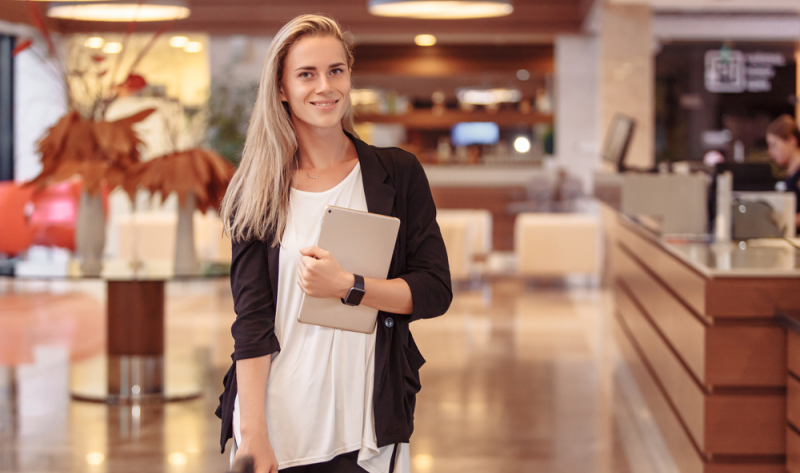 Profesional de hotelería en recepción de su negocio