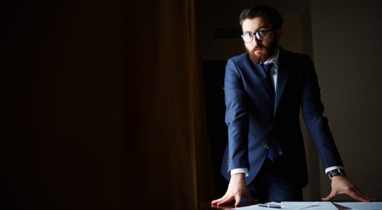 Abogado empresarial exitoso en despacho jurídico