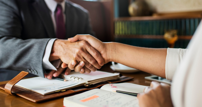 Abogado mercantil ayudando a cliente en litigio