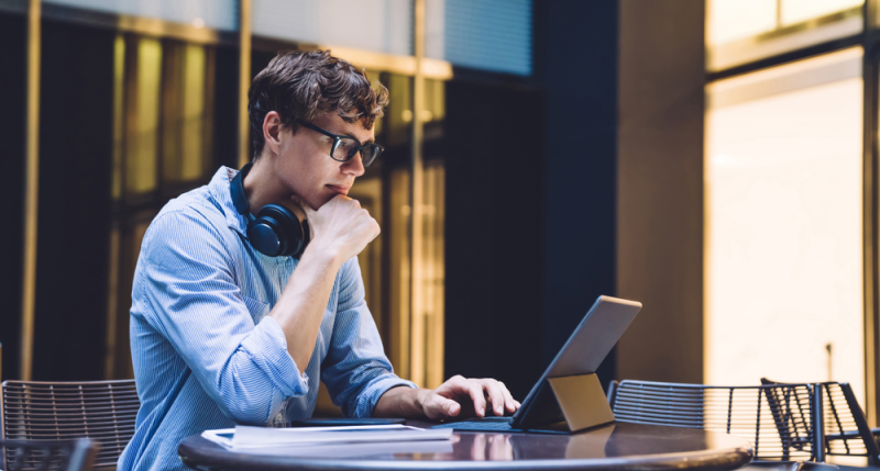 Joven estudiante de economía trabajando en empresa privada