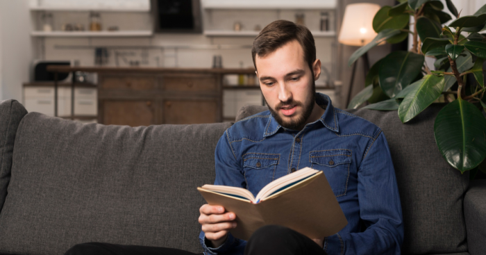 Joven sentado, estudiante autodidacta de filosofía