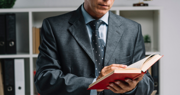 Experto en Filosofía del Derecho lee libro