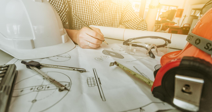 Gerente de construcción trabajando en plano estructural