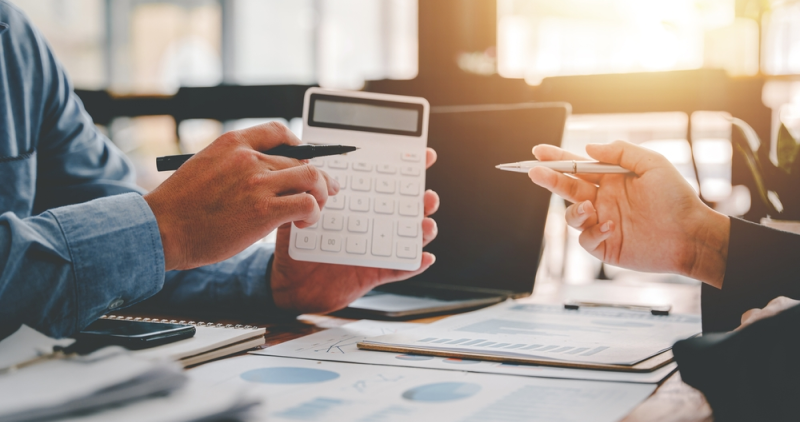 Estudiantes de finanzas internacionales comparten trabajo