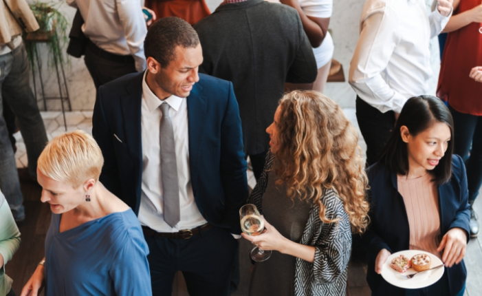 Evento dinámico de networking con diversos asistentes