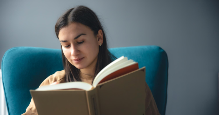 Joven apasionada por la filosofía aprende como autodidacta