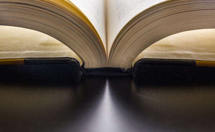 Libro de filosofía abierto por la mitad