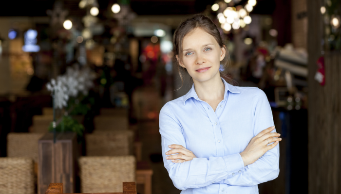Gerente de alimentos y bebidas al frente de restaurante