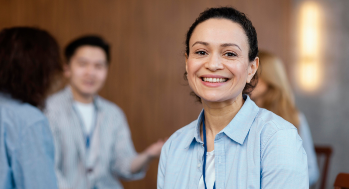 Persona con actitud de servicio en espacio de trabajo