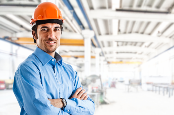 Gerente de construcción confiado en calidad de obra 