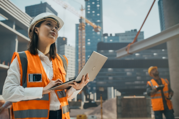 Gerente de construcción supervisa obra de edificio