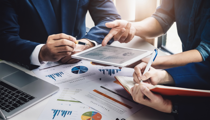 Gerente de marketing digital usa herramientas especializadas
