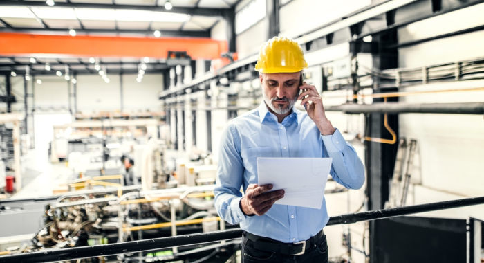 Gerente de instalaciones coordina operaciones en fábrica