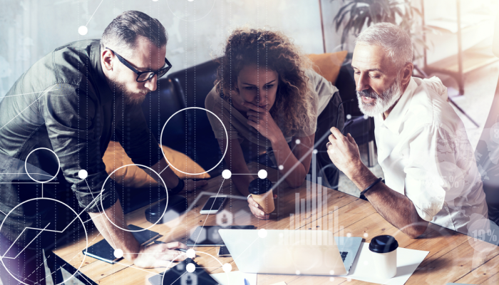 Gerente de marketing digital con equipo de trabajo