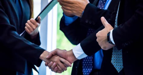 Gerente de relaciones institucionales hace trato con ejecutivos