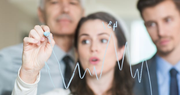 Analista realizando evaluación de riesgos institucionales