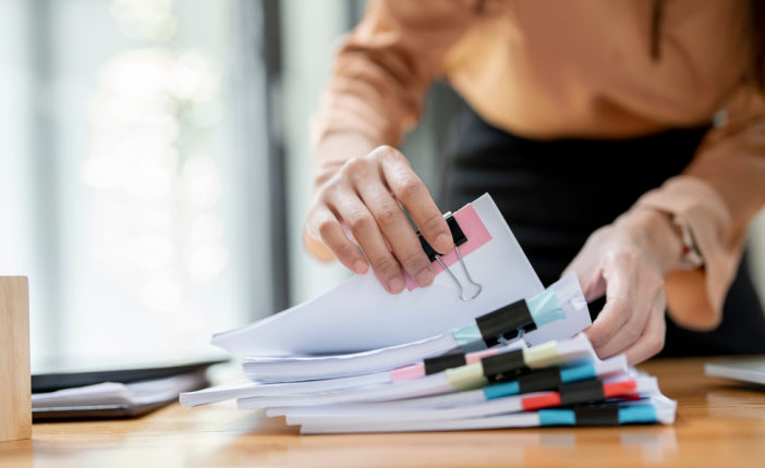 Gestora educativa revisa documentos de plan escolar