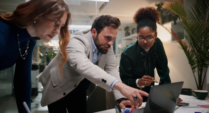 Gestor de riesgos financieros muestra resultados a equipo