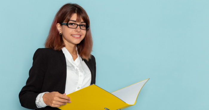 Gestora pública con carpeta de trabajo