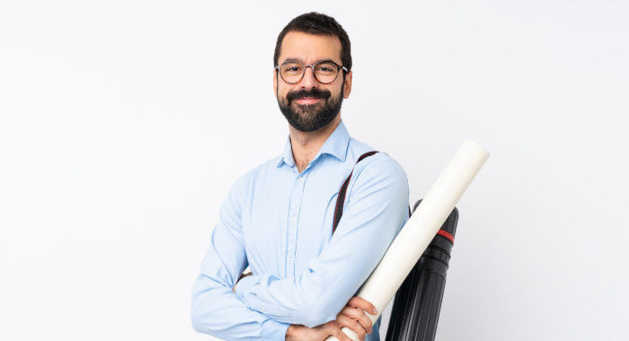 Arquitecto seguro con plano enrollado y portador