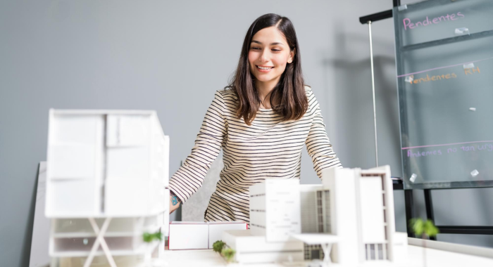 Arquitecta frente a su maqueta de diseño