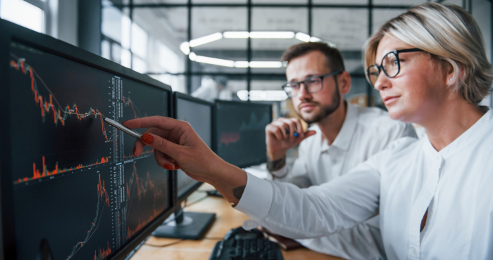Científicos empresariales analizan tendencias de datos con herramientas