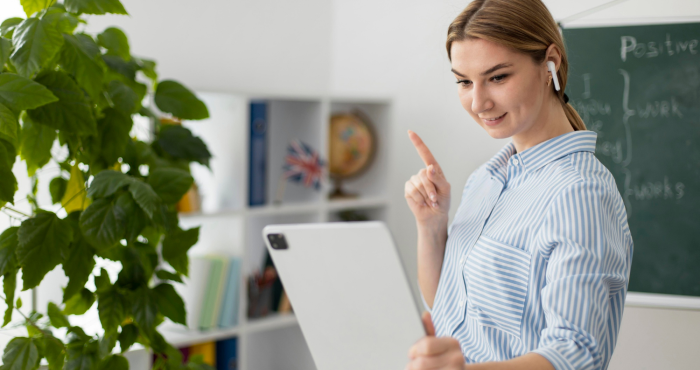 Docente de inglés enseña con herramienta digital de punta