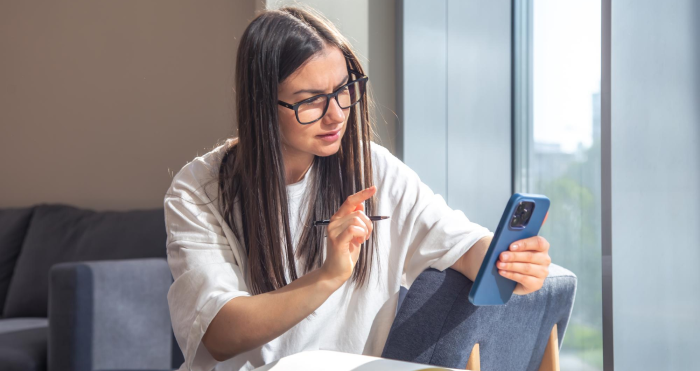 Docente usa herramienta digital para preparar clase