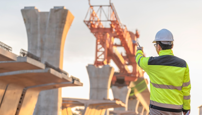 Gerente trabaja en industria de la construcción